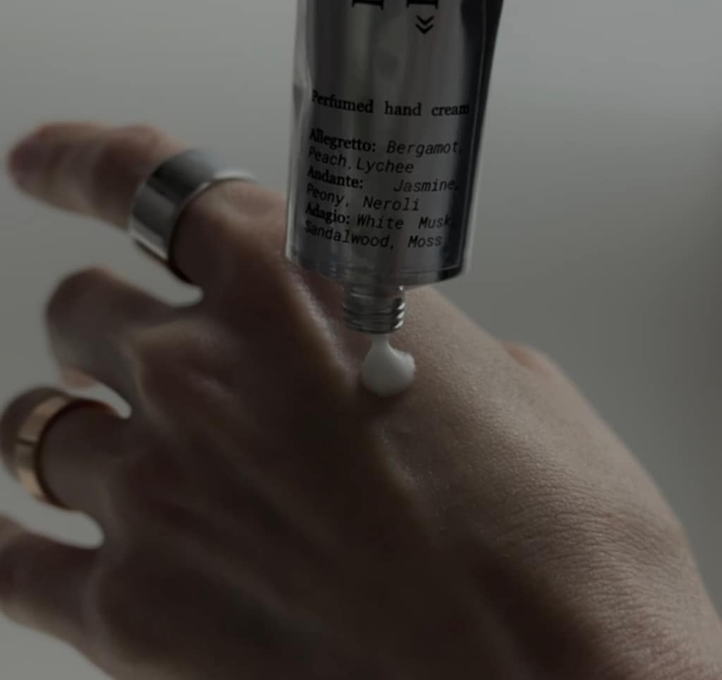 Жіночі руки з доглянутою шкірою наносять оксамитову текстуру крему, демонструючи ритуал SENSE.PLAYER від KIRI.CO