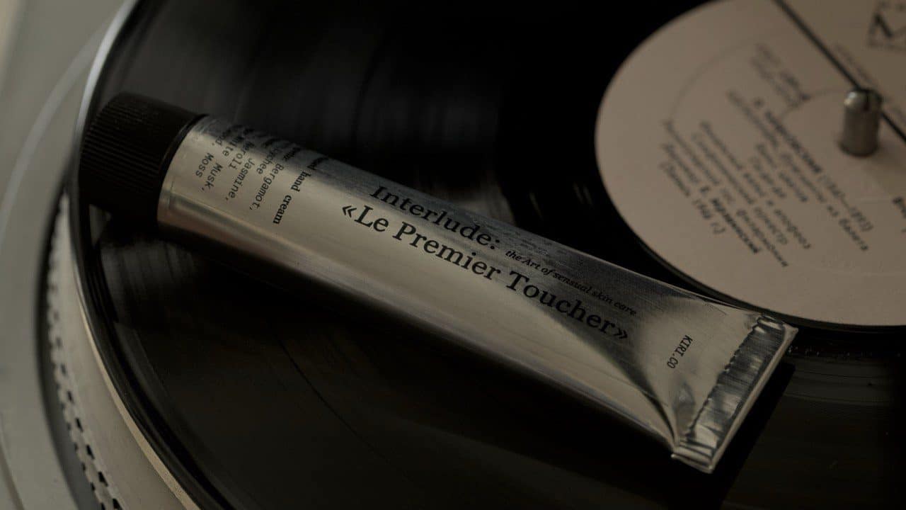 Парфумований крем для рук KIRI.CO INTERLUDE в естетичній композиції, що ілюструє концепцію SENSE.PLAYER